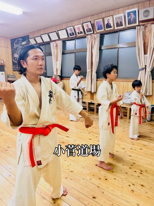 【小菅道場】
みんなでしっかり稽古(^^)

お問い合わせも多く見学や体験も随時募集しています。
☆☆☆☆☆☆☆☆☆☆☆☆☆
【長崎地区】
小菅道場　　　　(火)(土)18:40〜20:40
油木道場　　　　(水)  19:15〜21:00
横尾道場　　　　(金)  19:30〜21:30
矢上道場　　　　(金)  19:20〜21:00

【県北地区】
若竹台道場　　　(月)  19:15〜21:00
佐々道場　　　　(月)(木) 19:15〜21:00
名切道場　　　　(水)  19:15〜21:00
三川内道場　　　(木)  19:15〜21:00
相浦道場 ............(金)  19:00〜21:00

【県央地区】
諫早道場　　　　(月)(木)18:40〜20:40
喜々津道場　　　(水)18:30〜21:00
大村道場　　　　(水)19:00〜20:30

【島原地区】
島原道場　　　　(月)19:00〜21:00
深江道場 ............(火)(金)20:00〜21:30

見学や体験お待ちしております。
 #長崎 #新極真会 #空手#長崎空手#佐世保