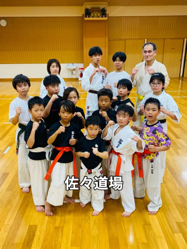 【三川内道場】
それぞれ稽古頑張ってます(^^)

お問い合わせも多く見学や体験も随時募集しています。
☆☆☆☆☆☆☆☆☆☆☆☆☆
【長崎地区】
小菅道場　　　　(火)(土)18:40〜20:40
油木道場　　　　(水)  19:15〜21:00
横尾道場　　　　(金)  19:30〜21:30
矢上道場　　　　(金)  19:20〜21:00

【県北地区】
若竹台道場　　　(月)  19:15〜21:00
佐々道場　　　　(月)(木) 19:15〜21:00
名切道場　　　　(水)  19:15〜21:00
三川内道場　　　(木)  19:15〜21:00
相浦道場 ............(金)  19:00〜21:00

【県央地区】
諫早道場　　　　(月)(木)18:40〜20:40
喜々津道場　　　(水)18:30〜21:00
大村道場　　　　(水)19:00〜20:30

【島原地区】
島原道場　　　　(月)19:00〜21:00
深江道場 ............(火)(金)20:00〜21:30

見学や体験お待ちしております。
 #長崎 #新極真会 #空手#長崎空手#佐世保
