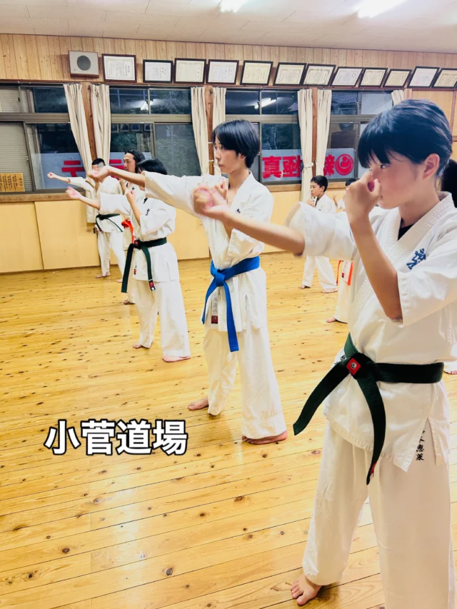 【小菅道場】
それぞれ稽古頑張ってます(^^)
諫早から出稽古に来てくれました。

お問い合わせも多く見学や体験も随時募集しています。
☆☆☆☆☆☆☆☆☆☆☆☆☆
【長崎地区】
小菅道場　　　　(火)(土)18:40〜20:40
油木道場　　　　(水)  19:15〜21:00
横尾道場　　　　(金)  19:30〜21:30
矢上道場　　　　(金)  19:20〜21:00

【県北地区】
若竹台道場　　　(月)  19:15〜21:00
佐々道場　　　　(月)(木) 19:15〜21:00
名切道場　　　　(水)  19:15〜21:00
三川内道場　　　(木)  19:15〜21:00
相浦道場 ............(金)  19:00〜21:00

【県央地区】
諫早道場　　　　(月)(木)18:40〜20:40
喜々津道場　　　(水)18:30〜21:00
大村道場　　　　(水)19:00〜20:30

【島原地区】
島原道場　　　　(月)19:00〜21:00
深江道場 ............(火)(金)20:00〜21:30

見学や体験お待ちしております。
 #長崎 #新極真会 #空手#長崎空手#佐世保