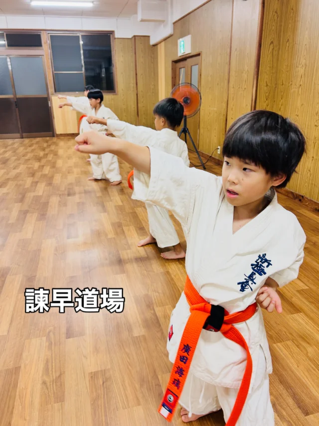 【諫早道場】
それぞれ稽古頑張ってます(^^)

お問い合わせも多く見学や体験も随時募集しています。
☆☆☆☆☆☆☆☆☆☆☆☆☆
【長崎地区】
小菅道場　　　　(火)(土)18:40〜20:40
油木道場　　　　(水)  19:15〜21:00
横尾道場　　　　(金)  19:30〜21:30
矢上道場　　　　(金)  19:20〜21:00

【県北地区】
若竹台道場　　　(月)  19:15〜21:00
佐々道場　　　　(月)(木) 19:15〜21:00
名切道場　　　　(水)  19:15〜21:00
三川内道場　　　(木)  19:15〜21:00
相浦道場 ............(金)  19:00〜21:00

【県央地区】
諫早道場　　　　(月)(木)18:40〜20:40
喜々津道場　　　(水)18:30〜21:00
大村道場　　　　(水)19:00〜20:30

【島原地区】
島原道場　　　　(月)19:00〜21:00
深江道場 ............(火)(金)20:00〜21:30

見学や体験お待ちしております。
 #長崎 #新極真会 #空手#長崎空手#佐世保