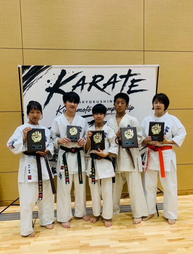 🥋第11回 熊本県空手道選手権大会🥋

長崎支部から10名が出場しました！

【型の部】
🏆中学生女子の部
優勝　山口結愛

🥈小学6年男女の部
準優勝　谷原颯

🏆中学生男子の部
優勝　伊地知武琉
🥉第3位　冨永諒太

🥈男女19歳以上初級の部
準優勝　冨永真起子

【組手の部】
🏆中学3年女子上級の部
優勝　山口結愛

🔥今回は型の部で長崎支部が大躍進！
日頃の稽古の成果をしっかりと発揮してくれました。

そして山口結愛選手は、
型・組手ともに優勝のW優勝🏆🏆
素晴らしい結果です！

入賞した選手も、惜しくも入賞に届かなかった選手も、それぞれが次につながる経験となりました。
また次の目標に向かって、みんなで稽古していきましょう！

大会を開催していただいた熊本支部の皆様、審判としてご協力いただいた先生方、そして応援してくださった保護者・関係者の皆様、本当にありがとうございました。

押忍！

#新極真会 #長崎空手 #熊本県空手道選手権大会 #空手