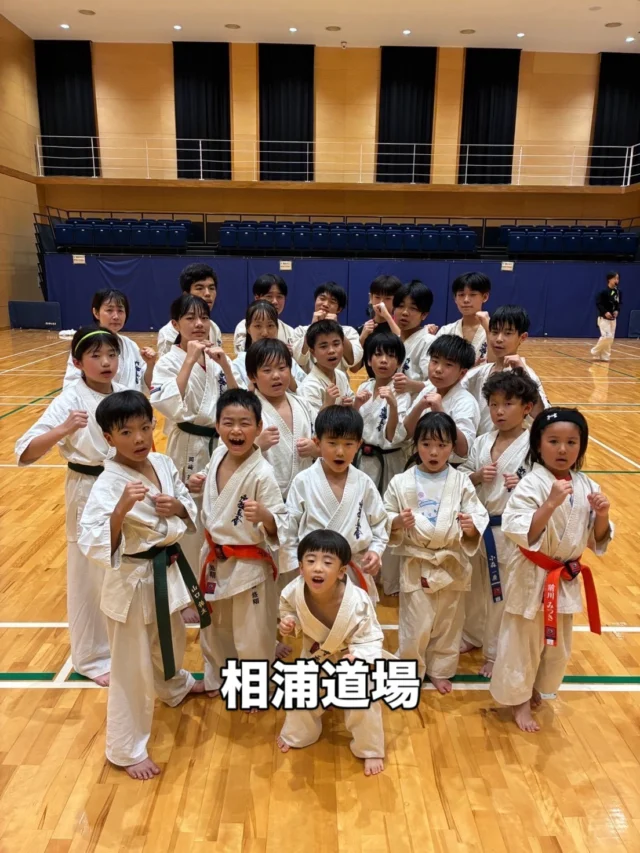 【相浦道場】
それぞれ稽古頑張ってます(^^)

お問い合わせも多く見学や体験も随時募集しています。
☆☆☆☆☆☆☆☆☆☆☆☆☆
【長崎地区】
小菅道場　　　　(火)(土)18:40〜20:40
油木道場　　　　(水)  19:15〜21:00
横尾道場　　　　(金)  19:30〜21:30
矢上道場　　　　(金)  19:20〜21:00

【県北地区】
若竹台道場　　　(月)  19:15〜21:00
佐々道場　　　　(月)(木) 19:15〜21:00
名切道場　　　　(水)  19:15〜21:00
三川内道場　　　(木)  19:15〜21:00
相浦道場 ............(金)  19:00〜21:00

【県央地区】
諫早道場　　　　(月)(木)18:40〜20:40
喜々津道場　　　(水)18:30〜21:00
大村道場　　　　(水)19:00〜20:30

【島原地区】
島原道場　　　　(月)19:00〜21:00
深江道場 ............(火)(金)20:00〜21:30

見学や体験お待ちしております。
 #長崎 #新極真会 #空手#長崎空手#佐世保
