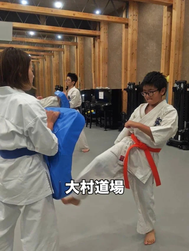 【大村道場】
涼しい季節にしっかり稽古(^^)

お問い合わせも多く見学や体験も随時募集しています。
☆☆☆☆☆☆☆☆☆☆☆☆☆
【長崎地区】
小菅道場　　　　(火)(土)18:40〜20:40
油木道場　　　　(水)  19:15〜21:00
横尾道場　　　　(金)  19:30〜21:30
矢上道場　　　　(金)  19:20〜21:00

【県北地区】
若竹台道場　　　(月)  19:15〜21:00
佐々道場　　　　(月)(木) 19:15〜21:00
名切道場　　　　(水)  19:15〜21:00
三川内道場　　　(木)  19:15〜21:00
相浦道場 ............(金)  19:00〜21:00

【県央地区】
諫早道場　　　　(月)(木)18:40〜20:40
喜々津道場　　　(水)18:30〜21:00
大村道場　　　　(水)19:00〜20:30

【島原地区】
島原道場　　　　(月)19:00〜21:00
深江道場 ............(火)(金)20:00〜21:30

見学や体験お待ちしております。
 #長崎 #新極真会 #空手#長崎空手#佐世保