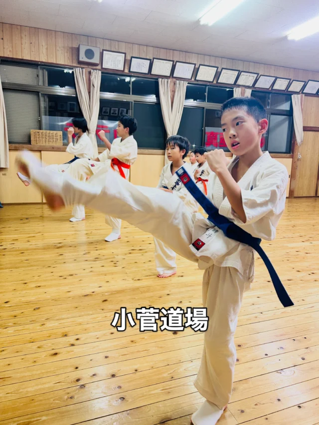 【小菅道場】
涼しい季節にしっかり稽古(^^)

お問い合わせも多く見学や体験も随時募集しています。
【長崎地区】
小菅道場　　　　(火)(土)18:40〜20:40
油木道場　　　　(水)  19:15〜21:00
横尾道場　　　　(金)  19:30〜21:30
矢上道場　　　　(金)  19:20〜21:00

【県北地区】
若竹台道場　　　(月)  19:15〜21:00
佐々道場　　　　(月)(木) 19:15〜21:00
名切道場　　　　(水)  19:15〜21:00
三川内道場　　　(木)  19:15〜21:00
相浦道場 ............(金)  19:00〜21:00

【県央地区】
諫早道場　　　　(月)(木)18:40〜20:40
喜々津道場　　　(水)18:30〜21:00
大村道場　　　　(水)19:00〜20:30

【島原地区】
島原道場　　　　(月)19:00〜21:00
深江道場 ............(火)(金)20:00〜21:30
 #長崎 #新極真会 #空手#長崎空手#佐世保