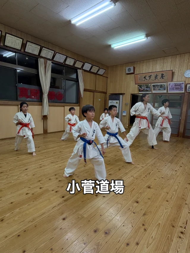 【小菅道場】
涼しい季節にしっかり稽古(^^)

お問い合わせも多く見学や体験も随時募集しています。
【長崎地区】
小菅道場　　　　(火)(土)18:40〜20:40
油木道場　　　　(水)  19:15〜21:00
横尾道場　　　　(金)  19:30〜21:30
矢上道場　　　　(金)  19:20〜21:00

【県北地区】
若竹台道場　　　(月)  19:15〜21:00
佐々道場　　　　(月)(木) 19:15〜21:00
名切道場　　　　(水)  19:15〜21:00
三川内道場　　　(木)  19:15〜21:00
相浦道場 ............(金)  19:00〜21:00

【県央地区】
諫早道場　　　　(月)(木)18:40〜20:40
喜々津道場　　　(水)18:30〜21:00
大村道場　　　　(水)19:00〜20:30

【島原地区】
島原道場　　　　(月)19:00〜21:00
深江道場 ............(火)(金)20:00〜21:30
 #長崎 #新極真会 #空手#長崎空手#佐世保