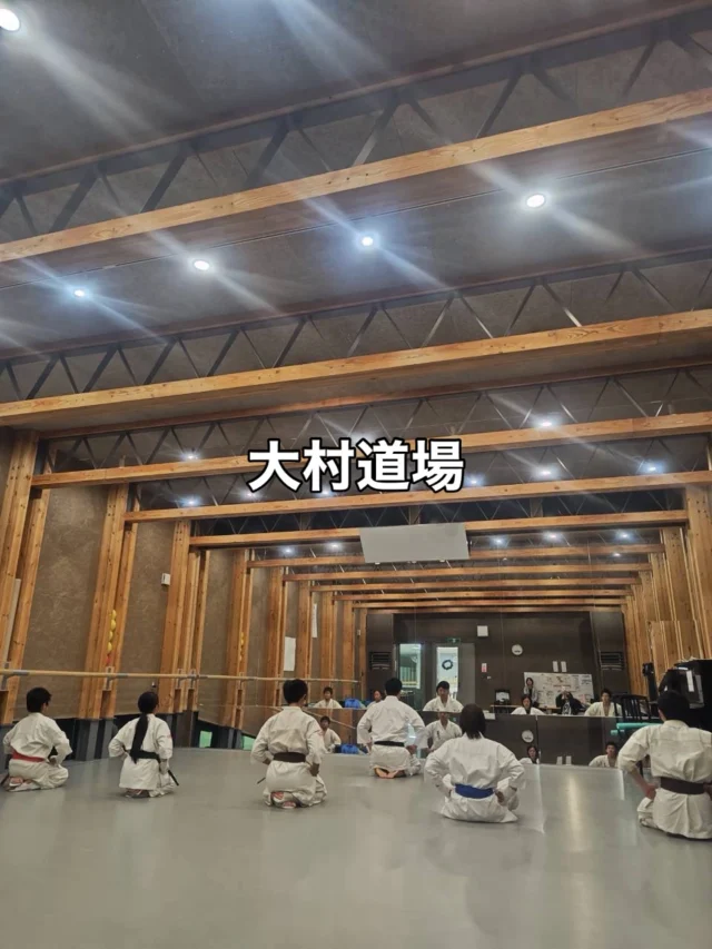 【大村道場】
涼しい季節にしっかり稽古(^^)

お問い合わせも多く見学や体験も随時募集しています。
【長崎地区】
小菅道場　　　　(火)(土)18:40〜20:40
油木道場　　　　(水)  19:15〜21:00
横尾道場　　　　(金)  19:30〜21:30
矢上道場　　　　(金)  19:20〜21:00

【県北地区】
若竹台道場　　　(月)  19:15〜21:00
佐々道場　　　　(月)(木) 19:15〜21:00
名切道場　　　　(水)  19:15〜21:00
三川内道場　　　(木)  19:15〜21:00
相浦道場 ............(金)  19:00〜21:00

【県央地区】
諫早道場　　　　(月)(木)18:40〜20:40
喜々津道場　　　(水)18:30〜21:00
大村道場　　　　(水)19:00〜20:30

【島原地区】
島原道場　　　　(月)19:00〜21:00
深江道場 ............(火)(金)20:00〜21:30
 #長崎 #新極真会 #空手#長崎空手#佐世保