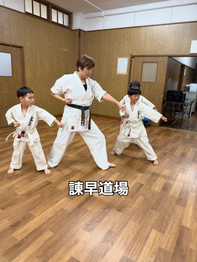 【諫早道場】
涼しい季節にしっかり稽古(^^)

お問い合わせも多く見学や体験も随時募集しています。
【長崎地区】
小菅道場　　　　(火)(土)18:40〜20:40
油木道場　　　　(水)  19:15〜21:00
横尾道場　　　　(金)  19:30〜21:30
矢上道場　　　　(金)  19:20〜21:00

【県北地区】
若竹台道場　　　(月)  19:15〜21:00
佐々道場　　　　(月)(木) 19:15〜21:00
名切道場　　　　(水)  19:15〜21:00
三川内道場　　　(木)  19:15〜21:00
相浦道場 ............(金)  19:00〜21:00

【県央地区】
諫早道場　　　　(月)(木)18:40〜20:40
喜々津道場　　　(水)18:30〜21:00
大村道場　　　　(水)19:00〜20:30

【島原地区】
島原道場　　　　(月)19:00〜21:00
深江道場 ............(火)(金)20:00〜21:30
 #長崎 #新極真会 #空手#長崎空手#佐世保