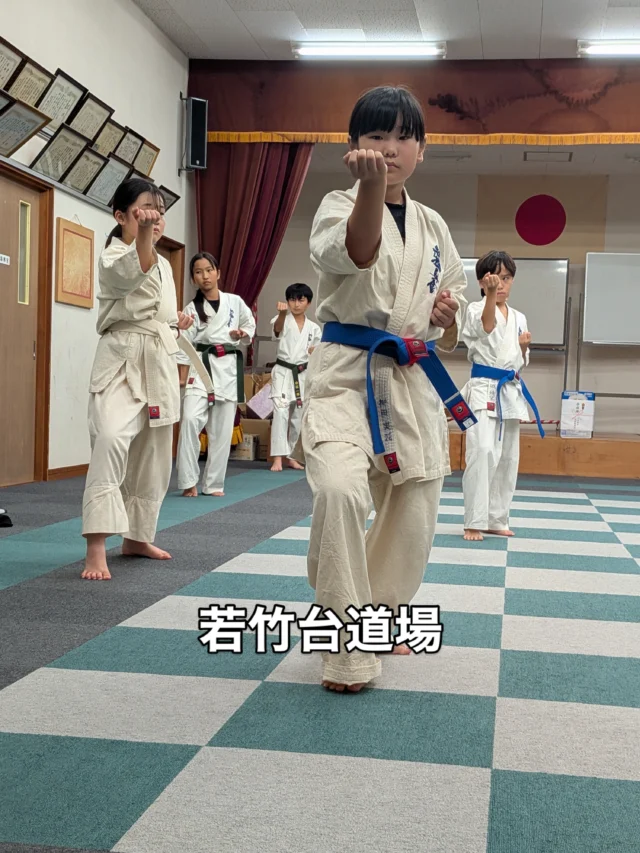 【若竹台・佐々道場】
涼しい季節にしっかり稽古(^^)

お問い合わせも多く見学や体験も随時募集しています。
【長崎地区】
小菅道場　　　　(火)(土)18:40〜20:40
油木道場　　　　(水)  19:15〜21:00
横尾道場　　　　(金)  19:30〜21:30
矢上道場　　　　(金)  19:20〜21:00

【県北地区】
若竹台道場　　　(月)  19:15〜21:00
佐々道場　　　　(月)(木) 19:15〜21:00
名切道場　　　　(水)  19:15〜21:00
三川内道場　　　(木)  19:15〜21:00
相浦道場 ............(金)  19:00〜21:00

【県央地区】
諫早道場　　　　(月)(木)18:40〜20:40
喜々津道場　　　(水)18:30〜21:00
大村道場　　　　(水)19:00〜20:30

【島原地区】
島原道場　　　　(月)19:00〜21:00
深江道場 ............(火)(金)20:00〜21:30
 #長崎 #新極真会 #空手#長崎空手#佐世保